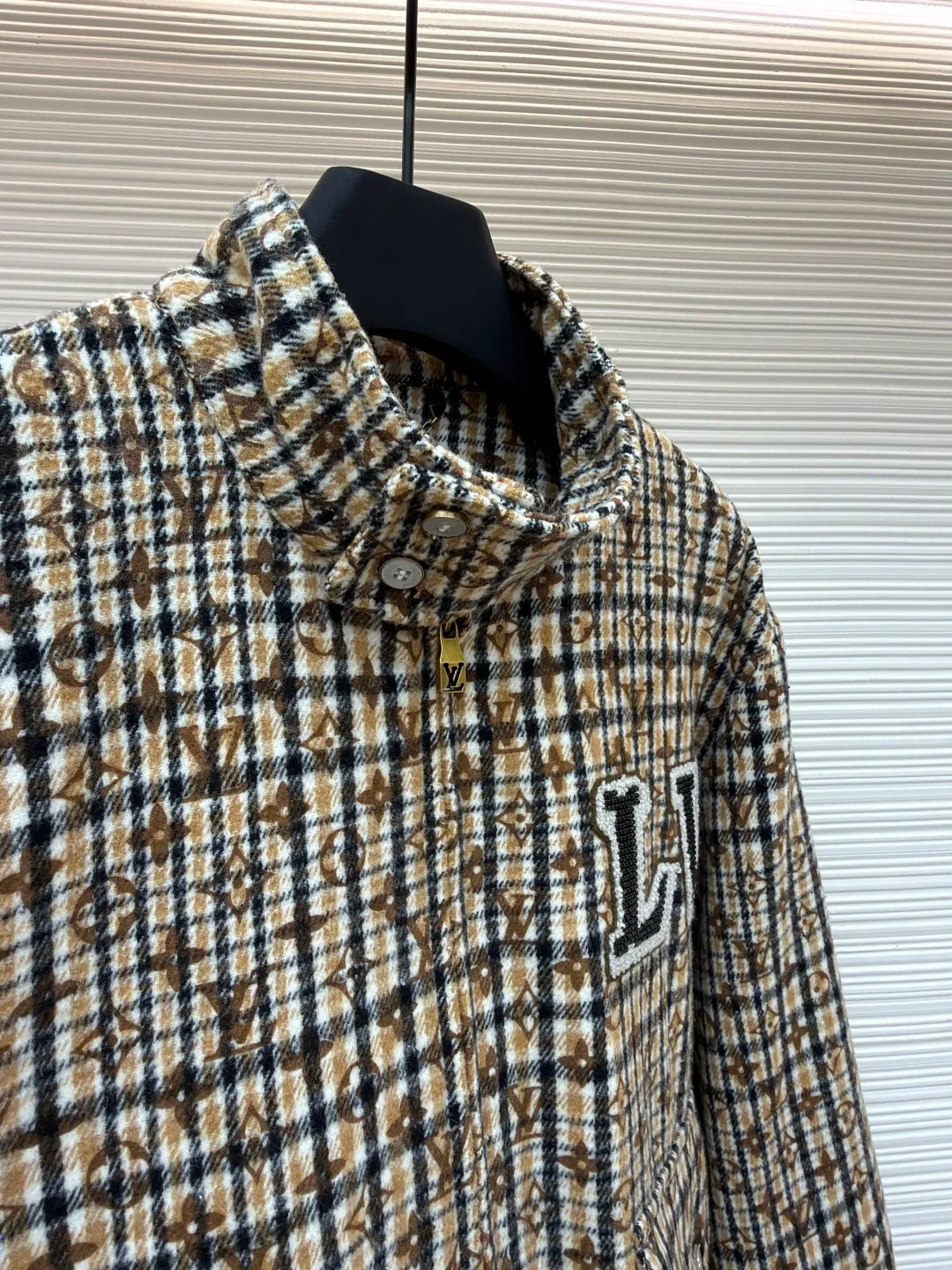 LOUIS VUITTON houndstooth presbyopic jacket ●Original version: Purchased and developed at 28599 ●Item number: 1681208-C45 ●Material: houndstooth fabric ●Technology: patch production ●Color: brown ●Version: Fitted version ●Weight: about 1050 grams ●Size: S-M-L-XL ●Description: Taking inspiration from the Dandy tailoring admired by British dog-walking gentlemen, with a full-frame Monogram The pattern revisits the Prince of Wales check. Beaded 1V patches and 1V Dog badges sit on the chest and back for an eclectic mix of preppy and edgy style. The overall routing is straight and delicate, the fabric is comfortable and soft, the color is consistent and there is no color difference, it can be matched with the same style to create a fashionable look, and can be used in various occasions, customized accessories, complete with three standards, the same style for men and women!